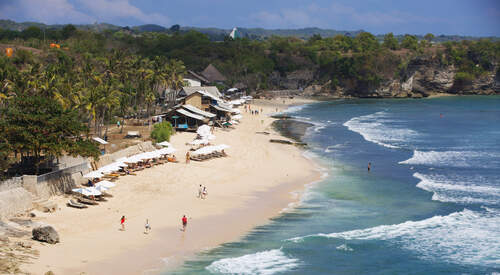 Surfer sur la vague balinaise 